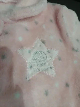 Bata de niña rosa con estrella