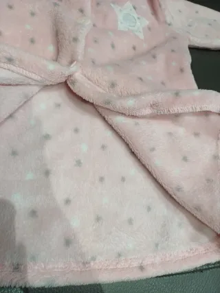 Bata de niña rosa con estrella