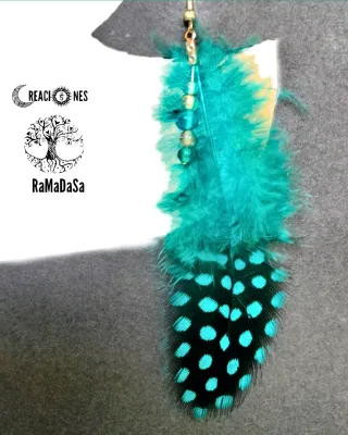 Pendientes de plumas de colores y con abalorios.