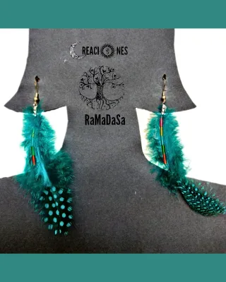 Pendientes de plumas de colores y con abalorios.