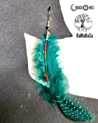 Pendientes de plumas de colores y con abalorios.
