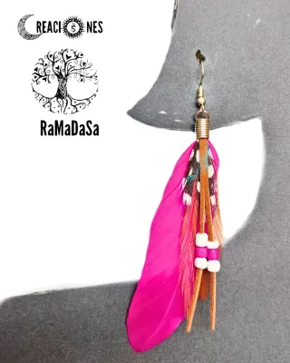 Pendientes de plumas de colores y con abalorios.