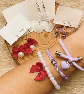 Conjunto de pulseras y pendientes abalorios