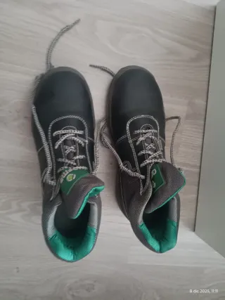 Botas de seguridad negras y verdes