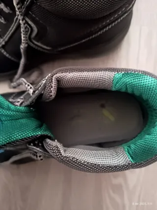 Botas de seguridad negras y verdes