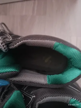 Botas de seguridad negras y verdes