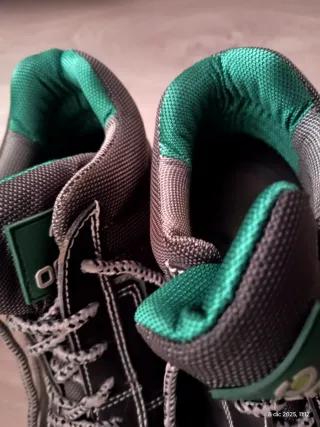 Botas de seguridad negras y verdes