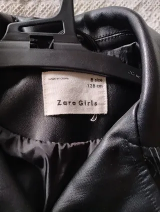 Cazadora niña efecto piel.