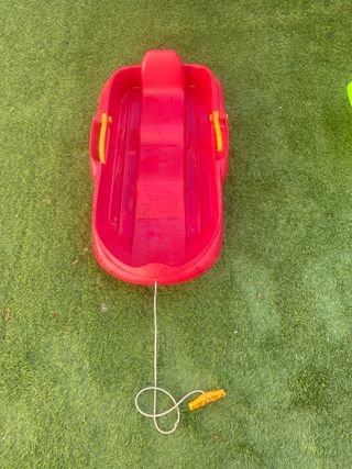 Trineo rojo con cuerda y asa
