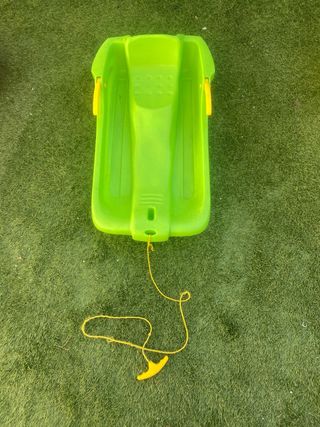 Trineo rojo con cuerda y asa