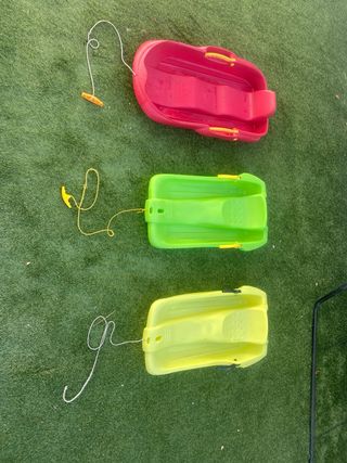 Trineo rojo con cuerda y asa