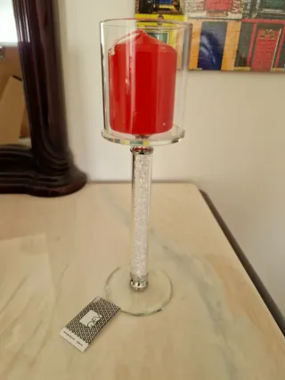 Portacandele in vetro con candela rossa