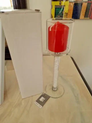 Portacandele in vetro con candela rossa