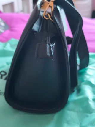 Bolso mediano negro con asa regulable de Greenwich