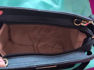 Bolso mediano negro con asa regulable de Greenwich