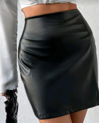 Falda polipiel negra