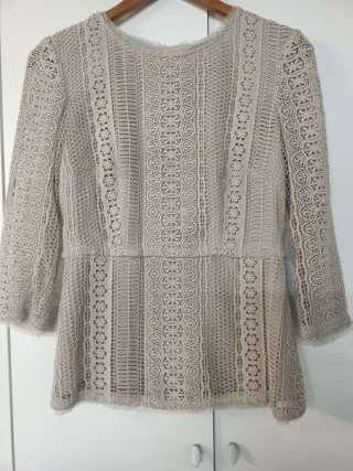 Blusa beige de encaje