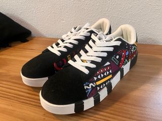 Zapatos negros con estampado multicolor