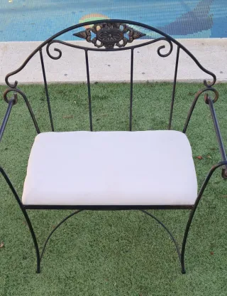 Sillón de forja con cojín blanco