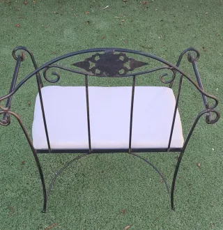 Sillón de forja con cojín blanco