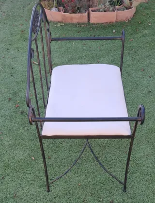 Sillón de forja con cojín blanco