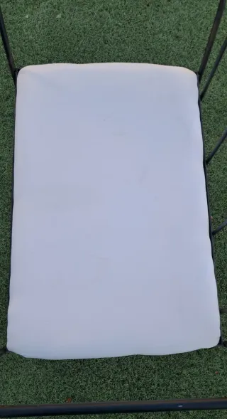 Sillón de forja con cojín blanco
