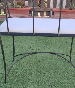 Sillón de forja con cojín blanco