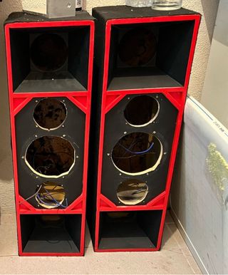 Cajas de altavoz tipo driver y L-A