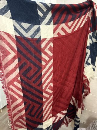 Bufanda geométrica azul y roja