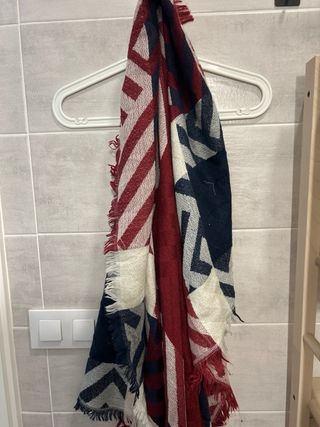 Bufanda geométrica azul y roja