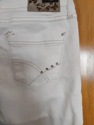 Pantalón vaquero blanco con adornos,tiro bajo