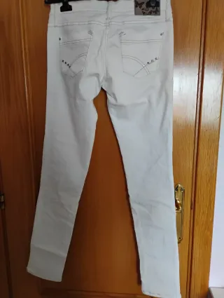 Pantalón vaquero blanco con adornos,tiro bajo