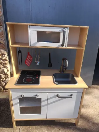 Cocinita Ikea + Una caja utensilios y comida (10e)