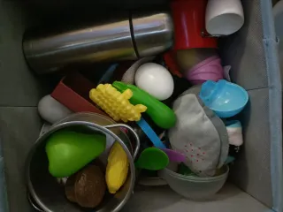 Cocinita Ikea + Una caja utensilios y comida (10e)