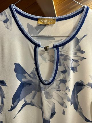 Camiseta Naulover floral azul y blanco