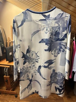 Camiseta Naulover floral azul y blanco