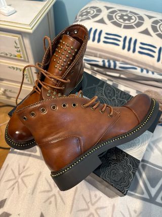 Botín mujer tachuelas marrón