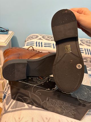 Botín mujer tachuelas marrón