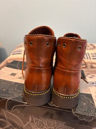 Botín mujer tachuelas marrón