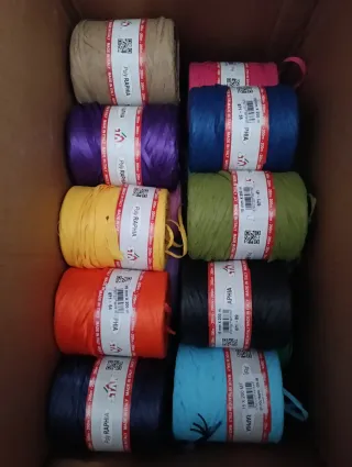 Rotoli di rafia colorata in vendita in lotto