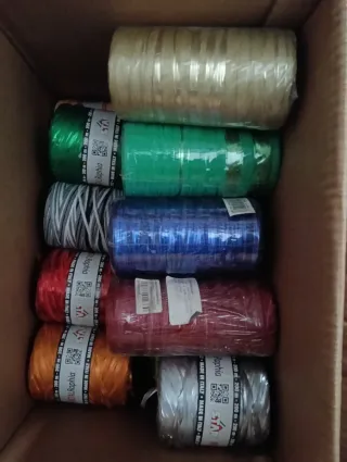 Rotoli di rafia colorata in vendita in lotto