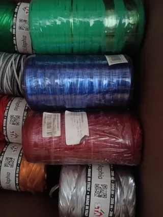 Rotoli di rafia colorata in vendita in lotto