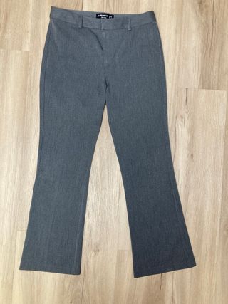 Pantalón gris de vestir. Perfil solidario