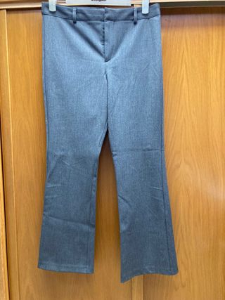 Pantalón gris de vestir. Perfil solidario