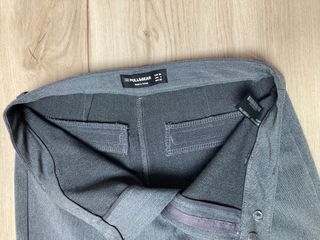 Pantalón gris de vestir. Perfil solidario