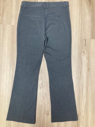 Pantalón gris de vestir. Perfil solidario