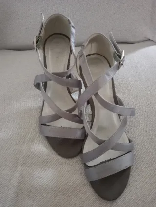 Sandalias plateadas tacón tiras Nº 38