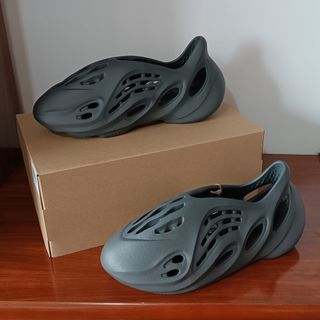 Yeezy Foam RNR Carbon | EU44.5/US10