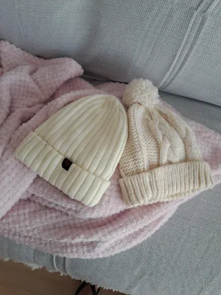 Dos gorros de invierno blancos