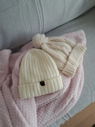 Dos gorros de invierno blancos